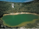 新燃岳火口湖